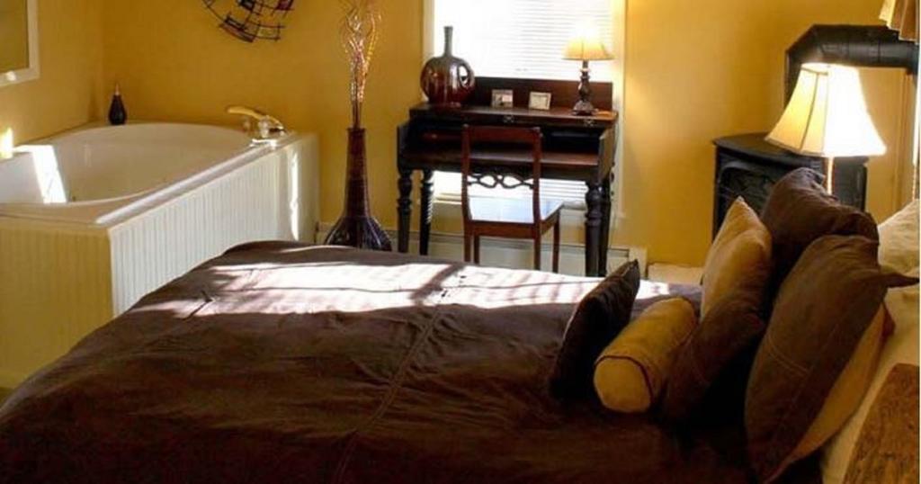 Munro House Bed And Breakfast Jonesville Стая снимка