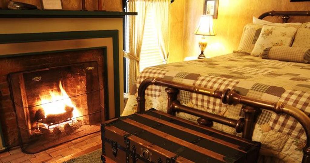 Munro House Bed And Breakfast Jonesville Стая снимка