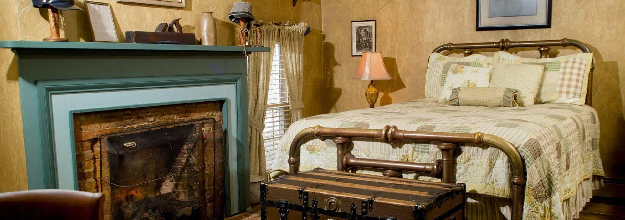Munro House Bed And Breakfast Jonesville Екстериор снимка